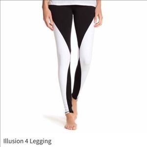 Alo yoga black & white leggings size xs